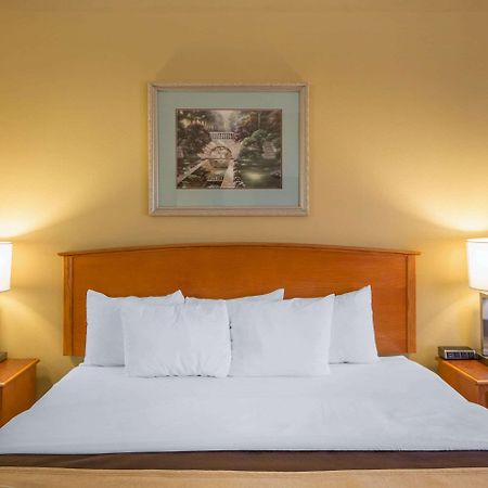 Quality Inn & Suites Midamerica Industrial Park Area Pryor Creek Exterior photo