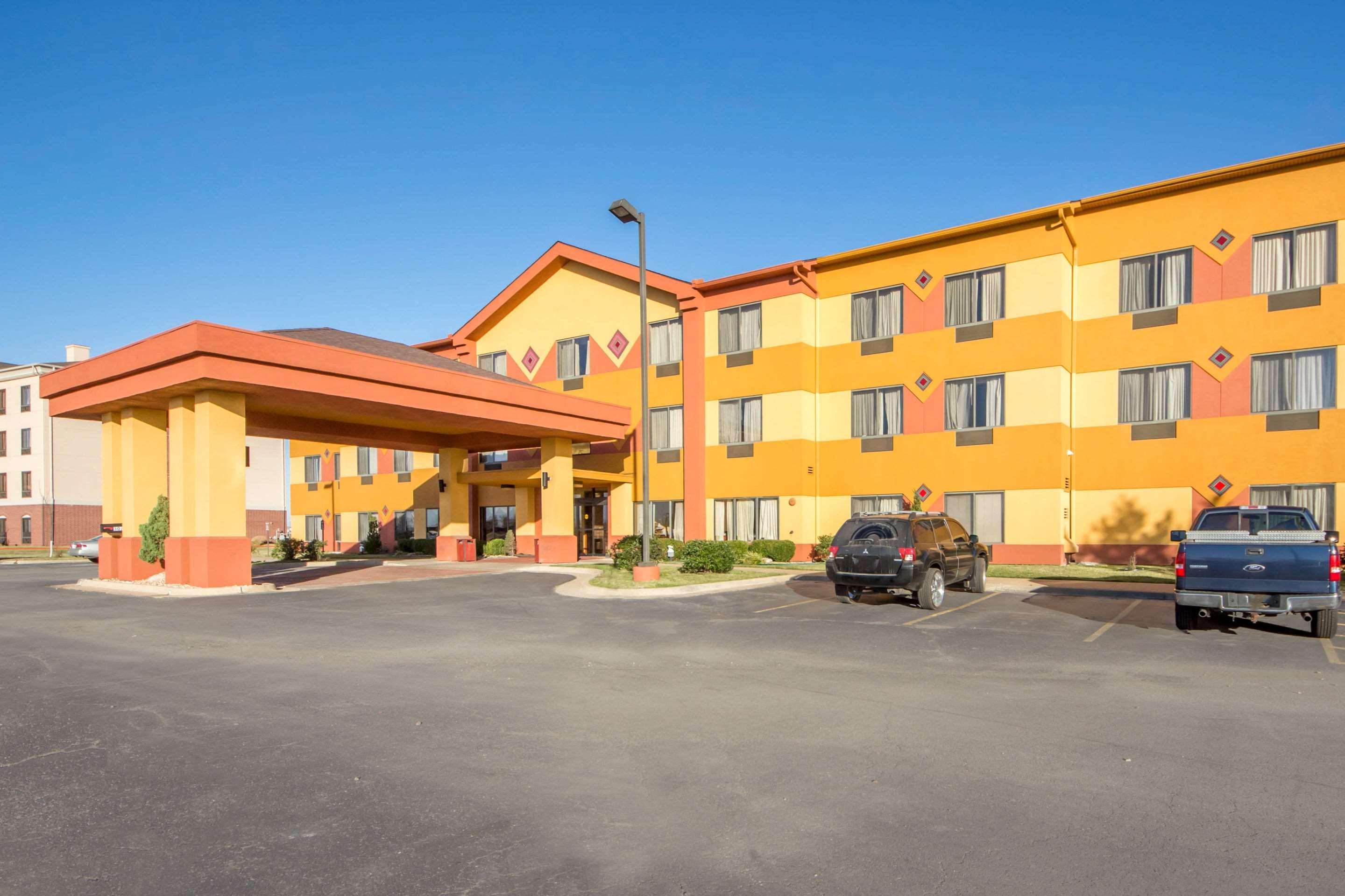 Quality Inn & Suites Midamerica Industrial Park Area Pryor Creek Exterior photo